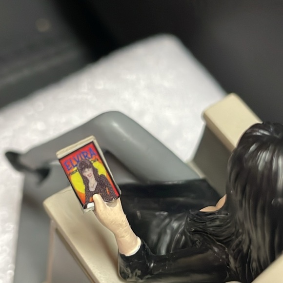 Department 56 “Elvira Is A Hit!” Figurine - Picture 13 of 13